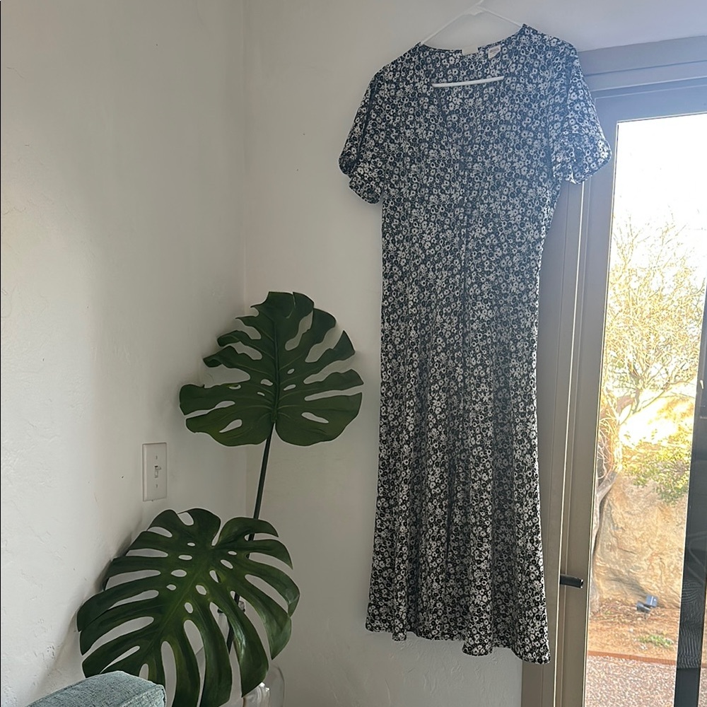 Levi's Black and White Casual Midi Sundress with Flutter Sleeves